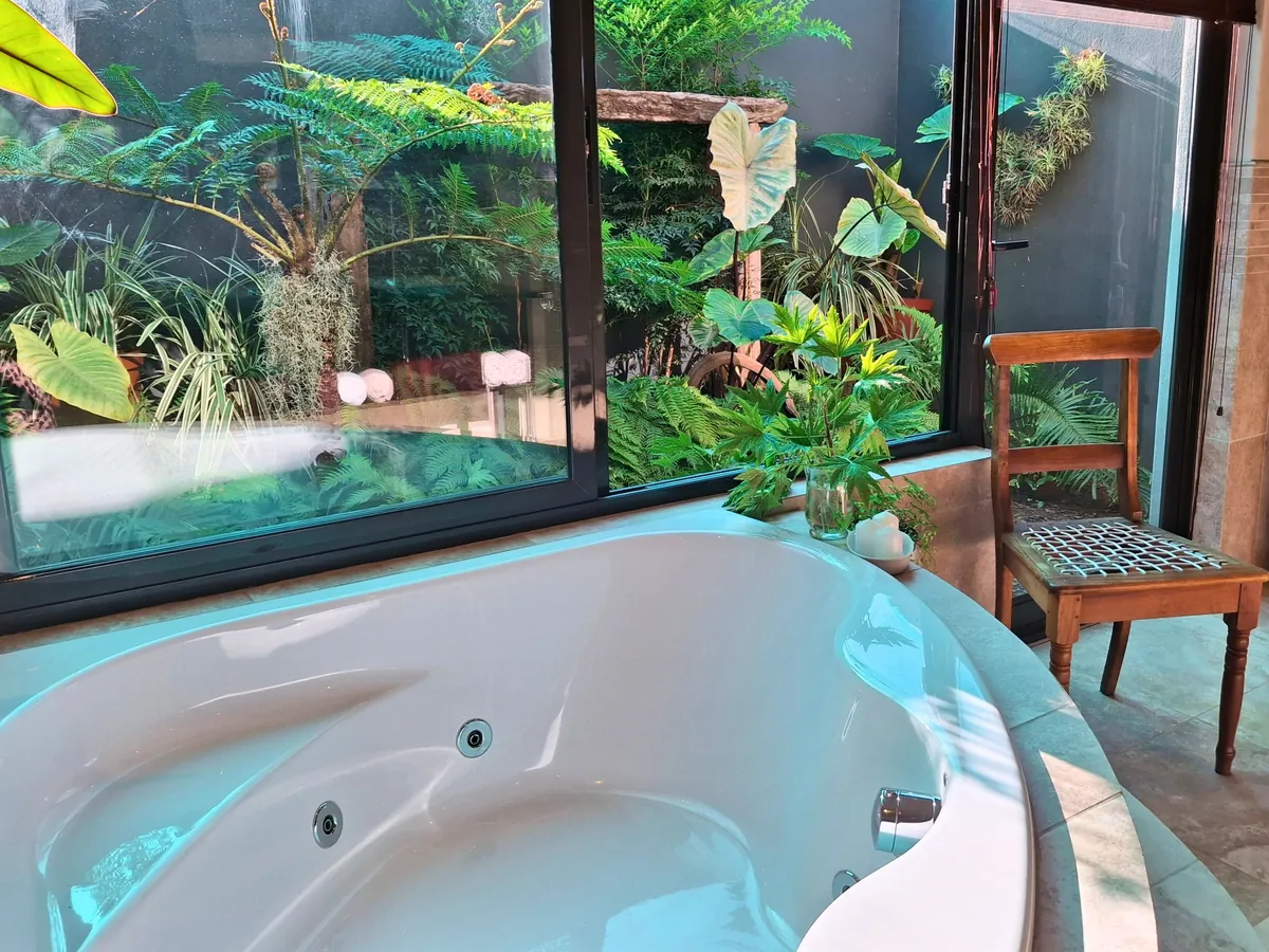 Riverhide main bedroom en-suite spa bath